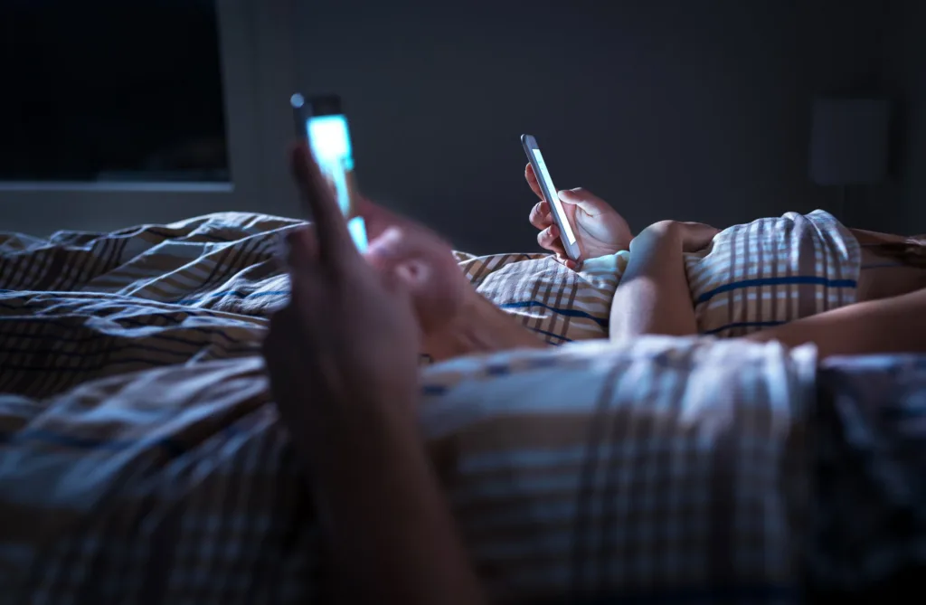 Homme épuisé au réveil le matin assis sur le lit avec fatigue extrême et manque d’énergie