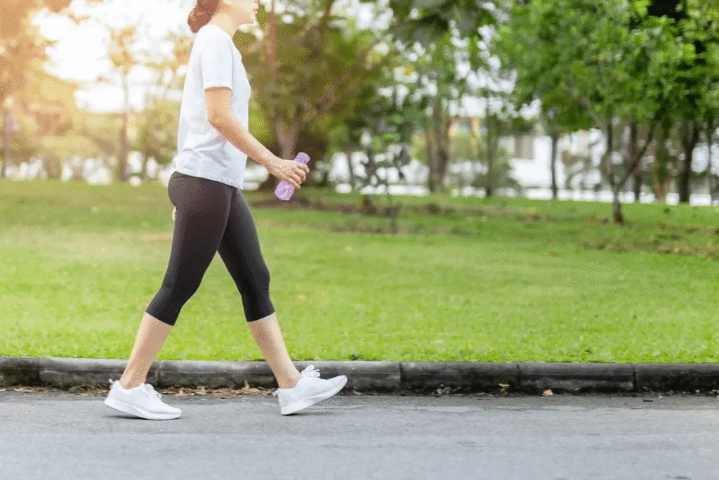 Personne qui marche 30 minutes par jour en extérieur