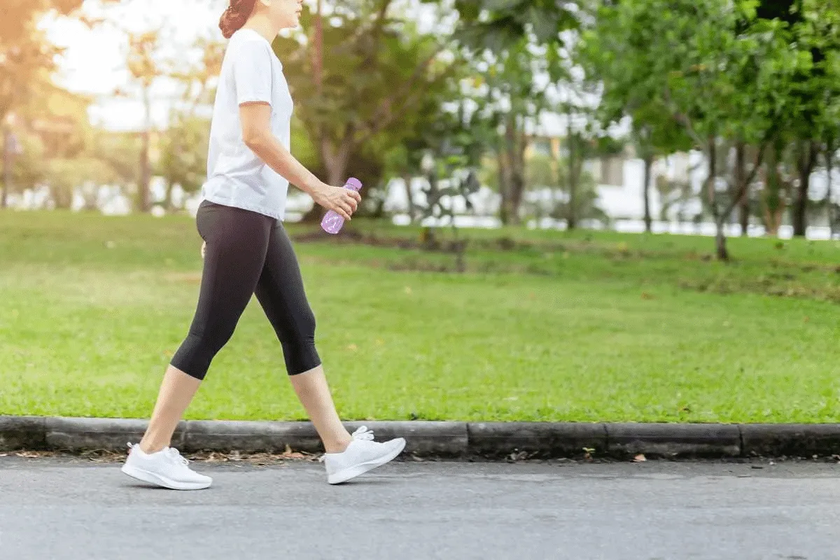 Personne qui marche 30 minutes par jour en extérieur