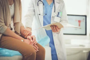 Médecin donnant des conseils de santé à un patient en consultation